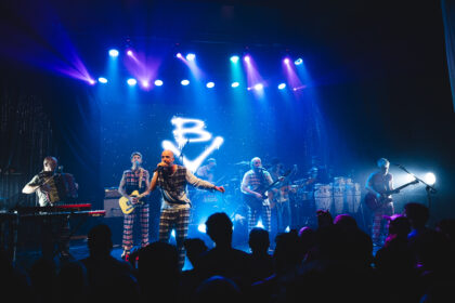 La Bersuit tocando en un teatro vorterix repleto.